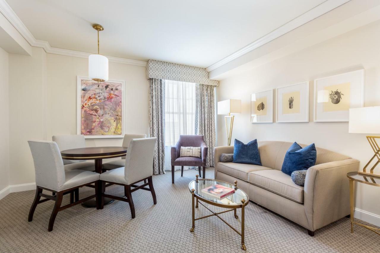 One-Bedroom Corner Suite,752071988:JPEG